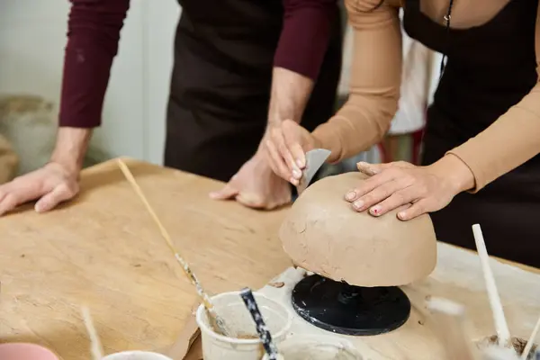 A couple joyfully shapes clay while enjoying their creative moment. — Stock Photo