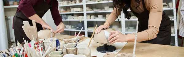 Un couple d'artisans belle poterie dans un studio moderne spacieux. — Photo de stock