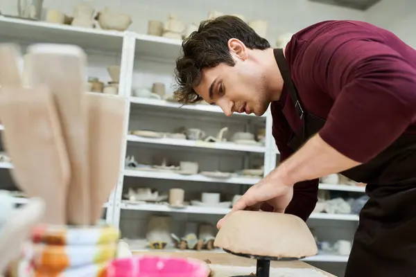 Talentueux homme attrayant avec des cheveux bruns faire de la poterie. — Photo de stock
