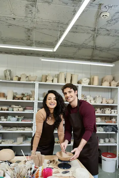Pareja forma alegremente la arcilla en un estudio de cerámica contemporáneo. - foto de stock