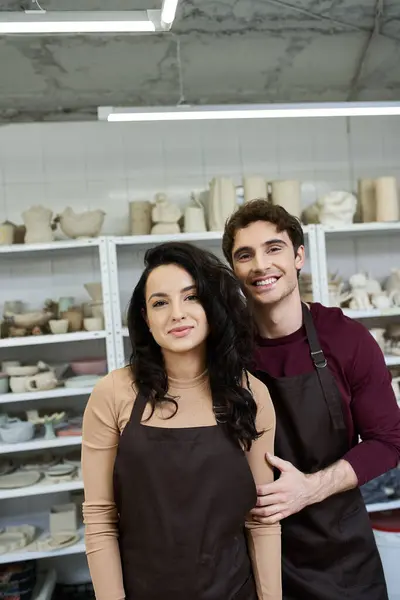 Una pareja amorosa artesanía hermosa cerámica en su elegante espacio de trabajo. — Stock Photo