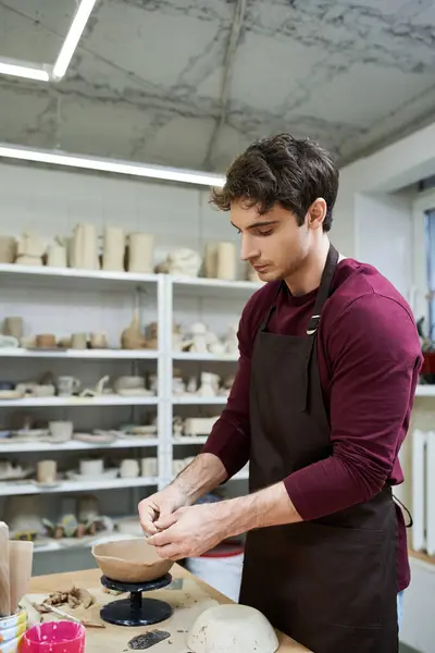 Schwer arbeitender stilvoller Mann mit Schürze, der töpfert. — Stockfoto