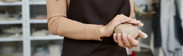 Mujer sofisticada con talento con delantal haciendo cerámica. - foto de stock