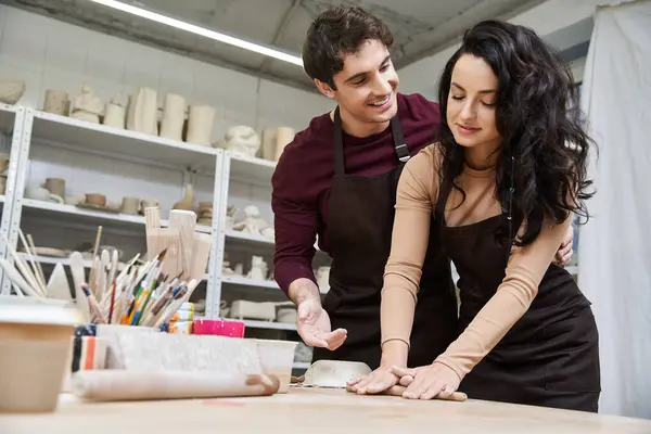 Un couple façonne amoureusement la poterie, en s'appréciant mutuellement. — Photo de stock