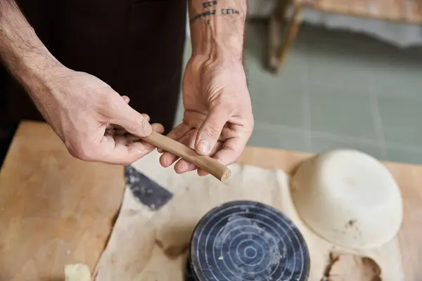 Engagierter, trendiger Mann in Schürze, der im Atelier Töpferwaren herstellt. — Stock Photo