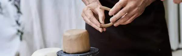 Hombre artístico en delantal haciendo algo de cerámica en el estudio. - foto de stock