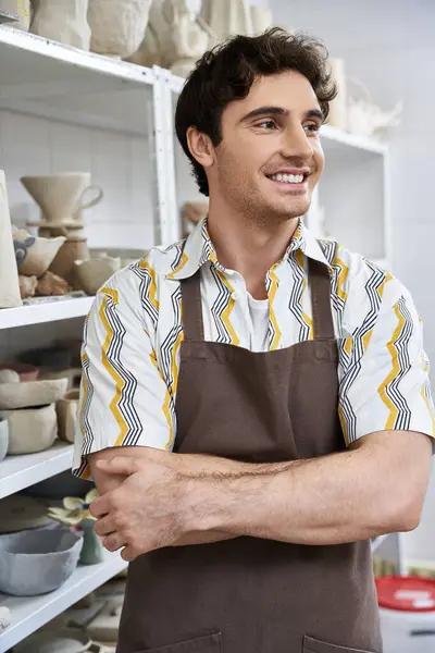 Handsome man in pottery studio. — Stock Photo