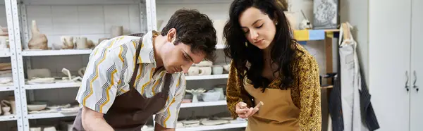 Un paio di ceramiche gioiosamente artigianali, immerse nella creatività di uno studio contemporaneo. — Foto stock