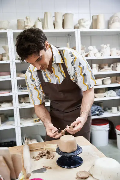 Uomo attraente in studio di ceramica. — Foto stock