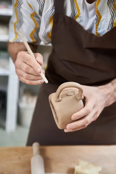 Homme dévoué faisant de la poterie en studio. — Photo de stock