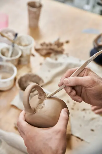 Un hombre haciendo su cerámica en el estudio. - foto de stock
