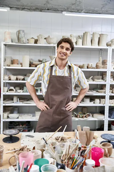 Merry man in apron in pottery studio. — Stock Photo