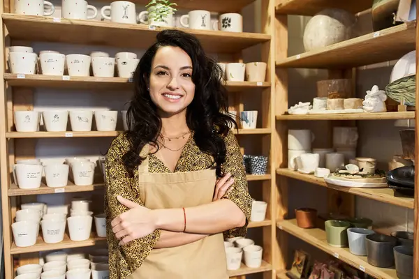 Beautiful brunette woman posing in pottery studio. — Stock Photo