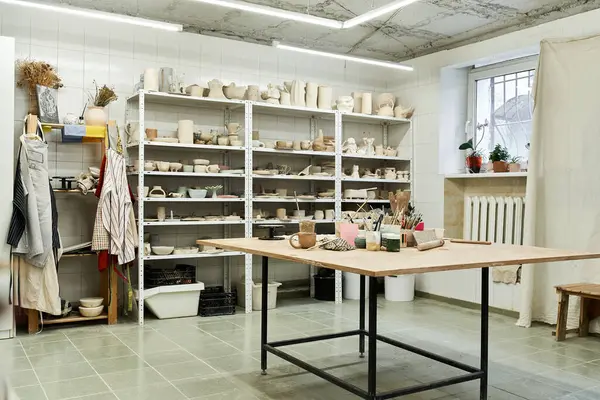 Blick in das Töpferatelier mit Tisch und Töpfen. — Stockfoto