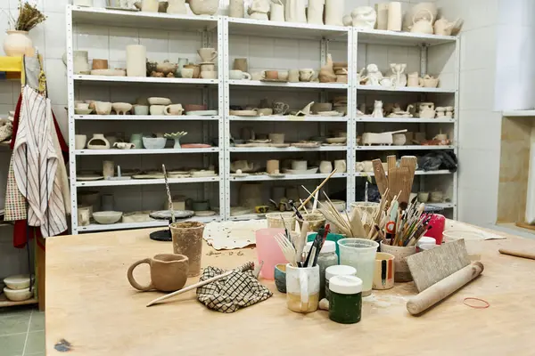 Gemütliches Töpferstudio mit Tisch und Töpfen. — Stockfoto