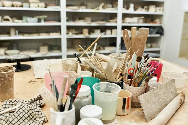 Un sacco di spazzole in studio di ceramica sul tavolo. — Foto stock