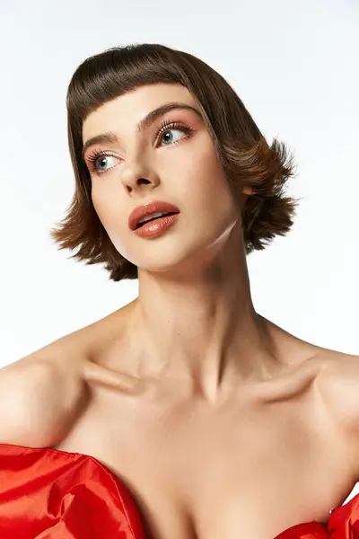 Una mujer joven con estilo muestra elegancia en un vestido rojo vibrante. — Stock Photo