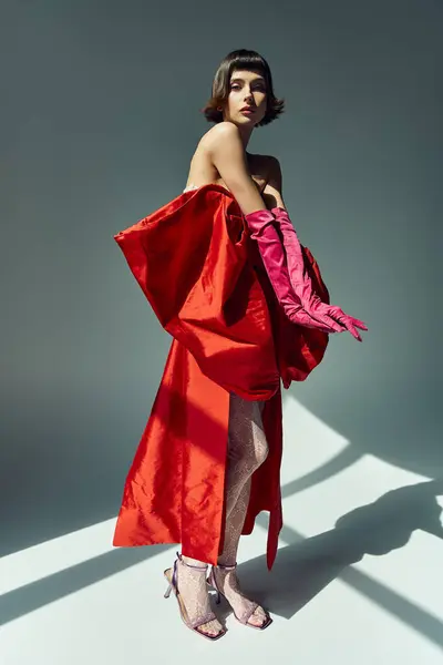 Une jeune femme avant-gardiste met en valeur une tenue vibrante avec élégance et confiance. — Photo de stock