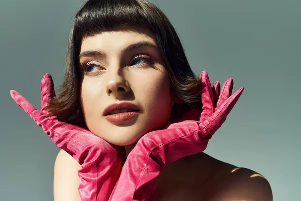 Une femme à la mode montre son look audacieux et pose expressive dans des couleurs vives. — Photo de stock