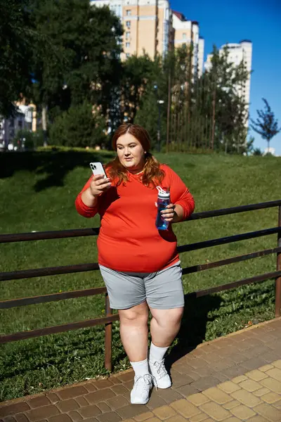 Sport treiben und gleichzeitig einen freudigen Moment im Freien einfangen. — Stockfoto