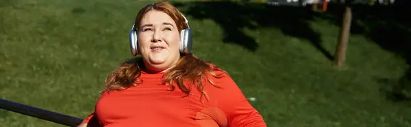 A joyful woman embraces the energy of fitness outdoors. — Stock Photo