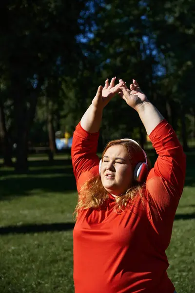 Un vibrante plus size donna gode di stretching all'aperto in mezzo alla natura. — Foto stock