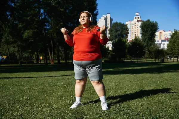 A confident plus size woman exercises outdoors under clear blue skies. — Stock Photo