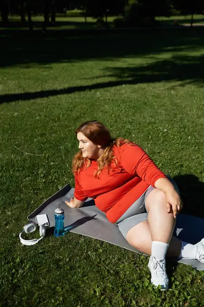 A confident woman enjoys a well deserved break in the park. — Stock Photo