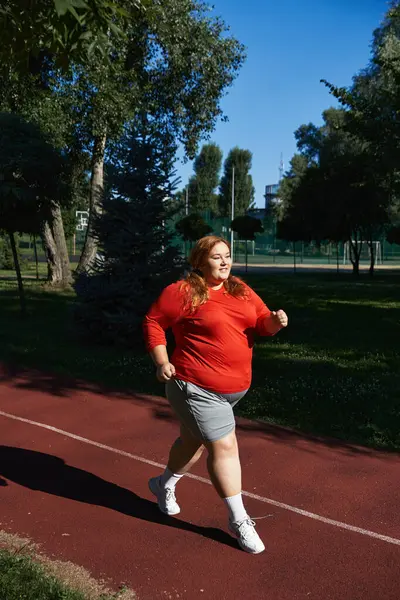 Una donna gioiosa ama correre in un parco panoramico in una giornata di sole. — Foto stock