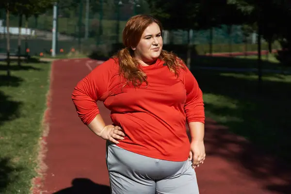 Donna sicura di sé esercita all'aperto, abbracciando fitness e natura. — Foto stock