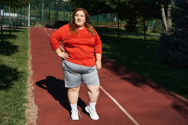 Una donna gioiosa abbraccia il fitness all'aperto in un ambiente vivace parco. — Foto stock