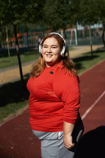 Una donna gioiosa gode di esercizio in un'atmosfera vivace parco. — Foto stock