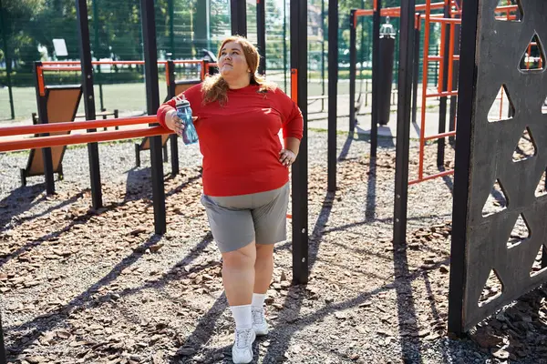 A cheerful woman embraces fitness while exercising outdoors. — Stock Photo