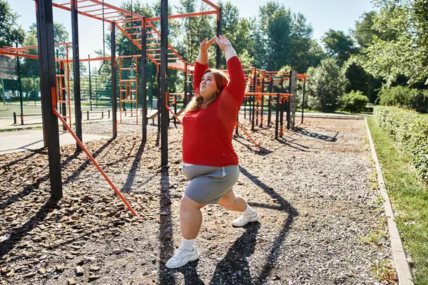 Una donna pratica lo stretching all'aperto in un parco in una giornata luminosa e soleggiata. — Foto stock