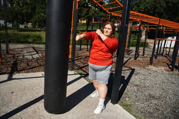 Une femme de taille plus exerce joyeusement à l'extérieur, profitant de l'air frais. — Photo de stock