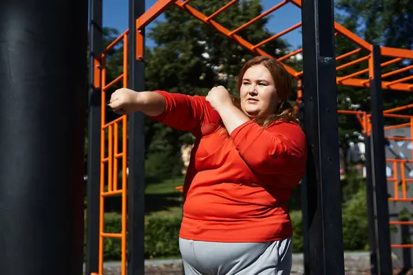 A confident woman engages in exercise amidst nature. — Stock Photo