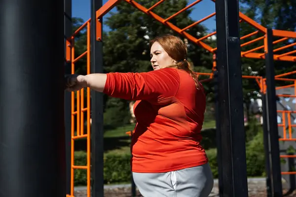 A plus size woman exercises outdoors, embracing fitness with determination. — Stock Photo