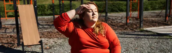A plus size woman takes a moment to relax after exercising outdoors. — Stock Photo