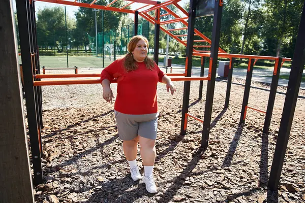 A joyful woman exercises outdoors in a lively park setting. — Stock Photo