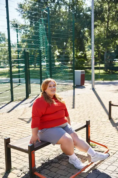 A vibrant woman engages in fitness amidst nature. — Stock Photo