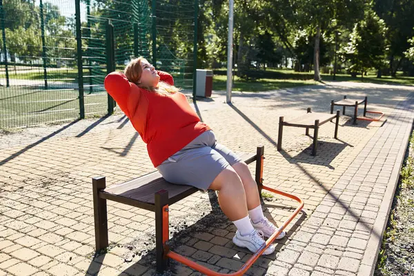 Una mujer de tamaño más ejercicios al aire libre en un día brillante. — Stock Photo