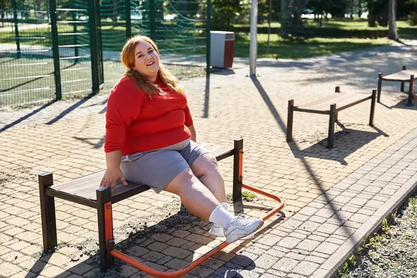 A confident plus size woman engages in a workout amidst greenery. — Stock Photo