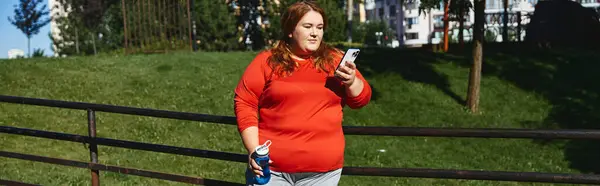 A confident plus size woman is exercising while checking her phone. — Stock Photo