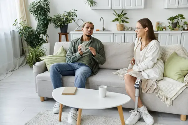 Two friends enjoy each other in a relaxed indoor setting. — Stock Photo