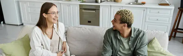 A friendly exchange between two people in a welcoming home environment. — Stock Photo