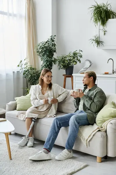 A non binary individual shares a warm moment with a friend. — Stock Photo