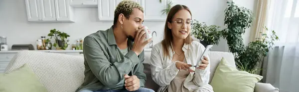 Amigos desfrutam de um momento divertido juntos em um espaço brilhante e convidativo. — Fotografia de Stock