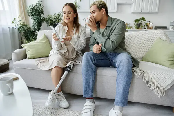Two friends share a joyful moment while relaxing on a comfy couch. — Stock Photo