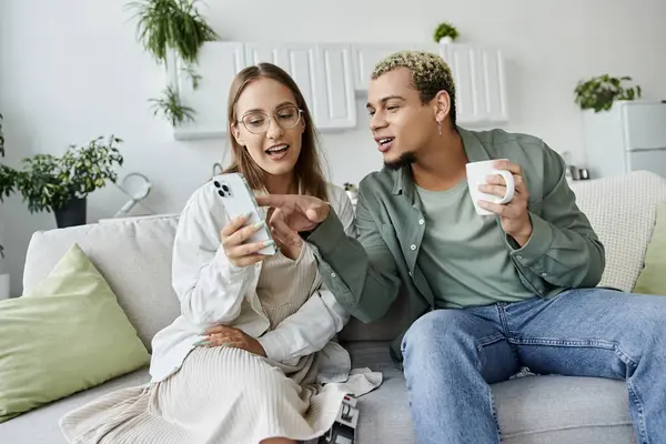 Friends joyfully connect, sharing smiles and stories over a smartphone. — Stock Photo