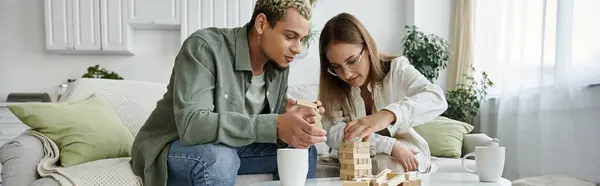 Freunde spielen ein lustiges Spiel und teilen dabei Lachen und Gespräche. — Stockfoto